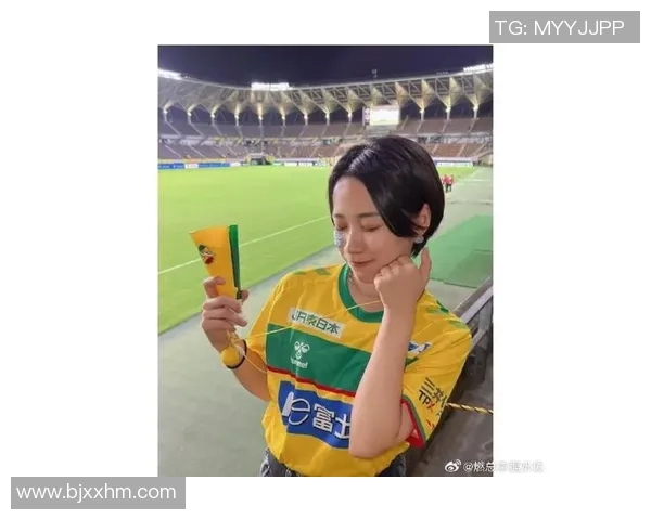 足球明星女友风采大赏精美图片展示她们的魅力与时尚