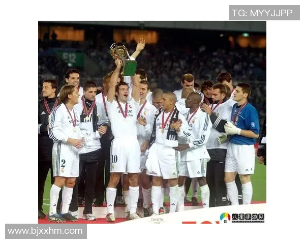 足球明星菲戈的生活揭秘:从绿茵场到家庭的幸福与挑战